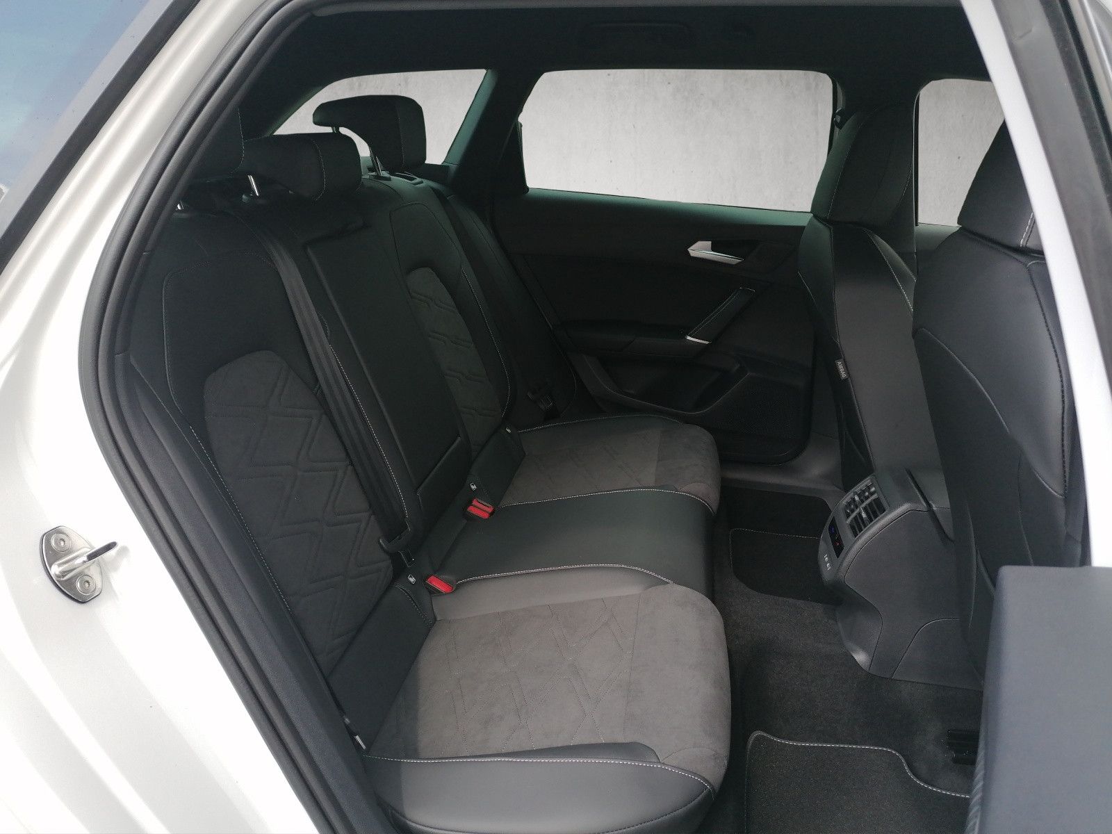 Fahrzeugabbildung SEAT Leon Sportstourer 1.5 eTSI Xcellence Plus DSG XL