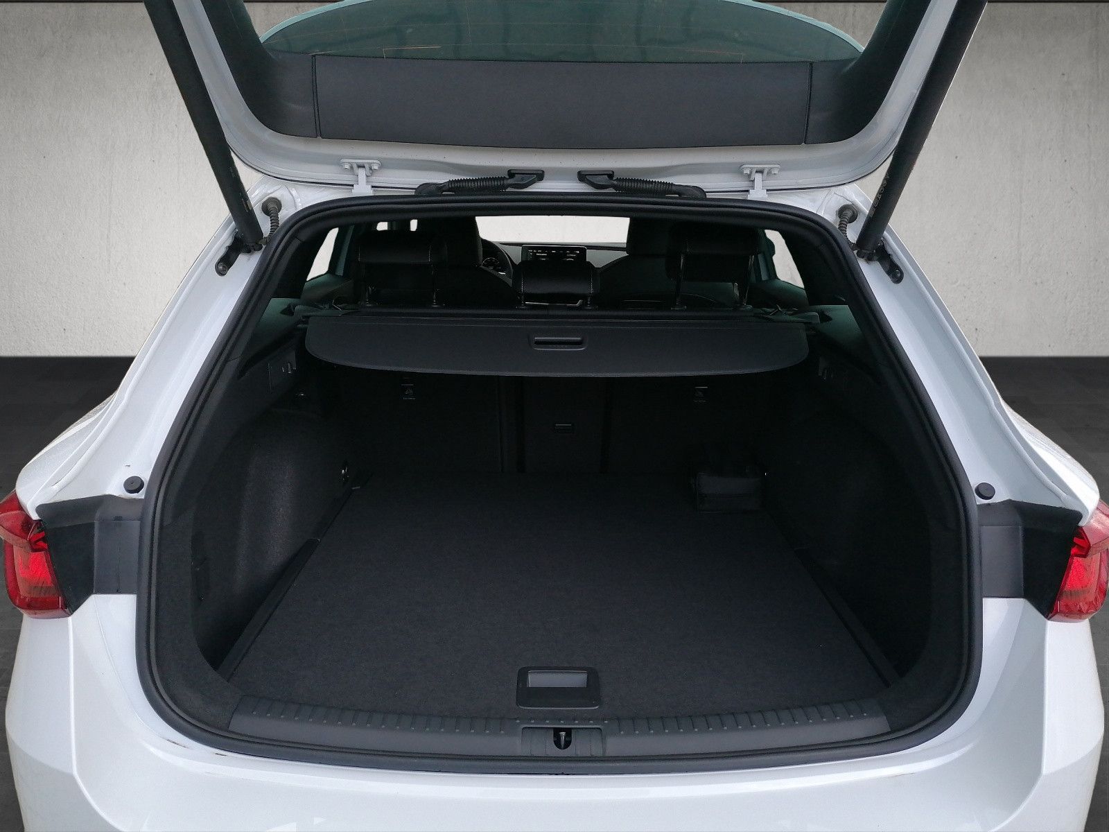 Fahrzeugabbildung SEAT Leon Sportstourer 1.5 eTSI Xcellence Plus DSG XL