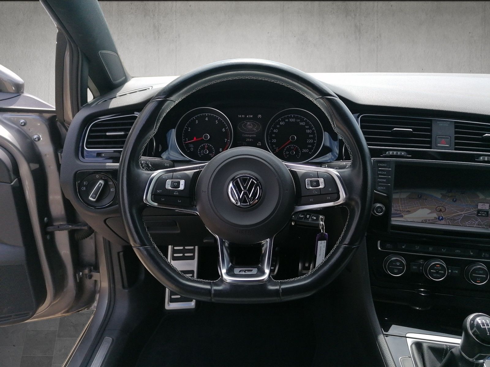 Fahrzeugabbildung Volkswagen Golf VII 1.4 TSI Highline R-Line KAM ACC BI XENO