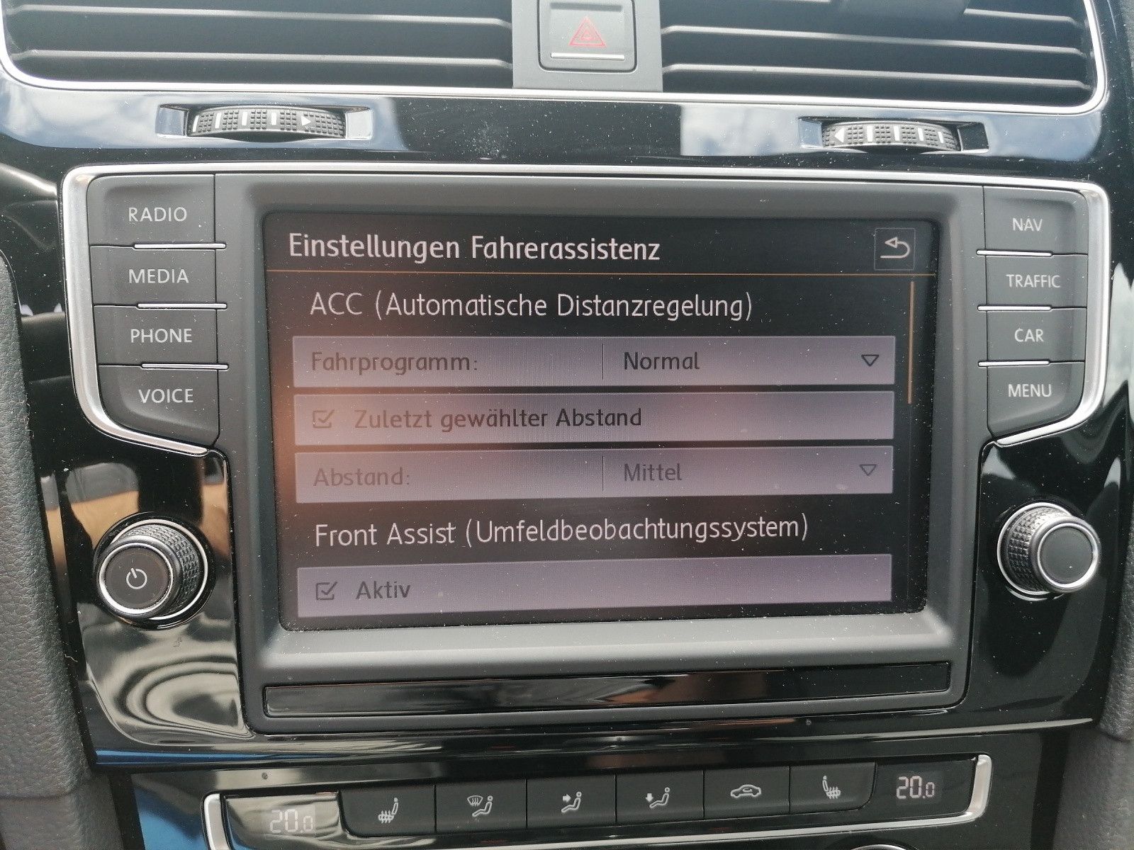 Fahrzeugabbildung Volkswagen Golf VII 1.4 TSI Highline R-Line KAM ACC BI XENO