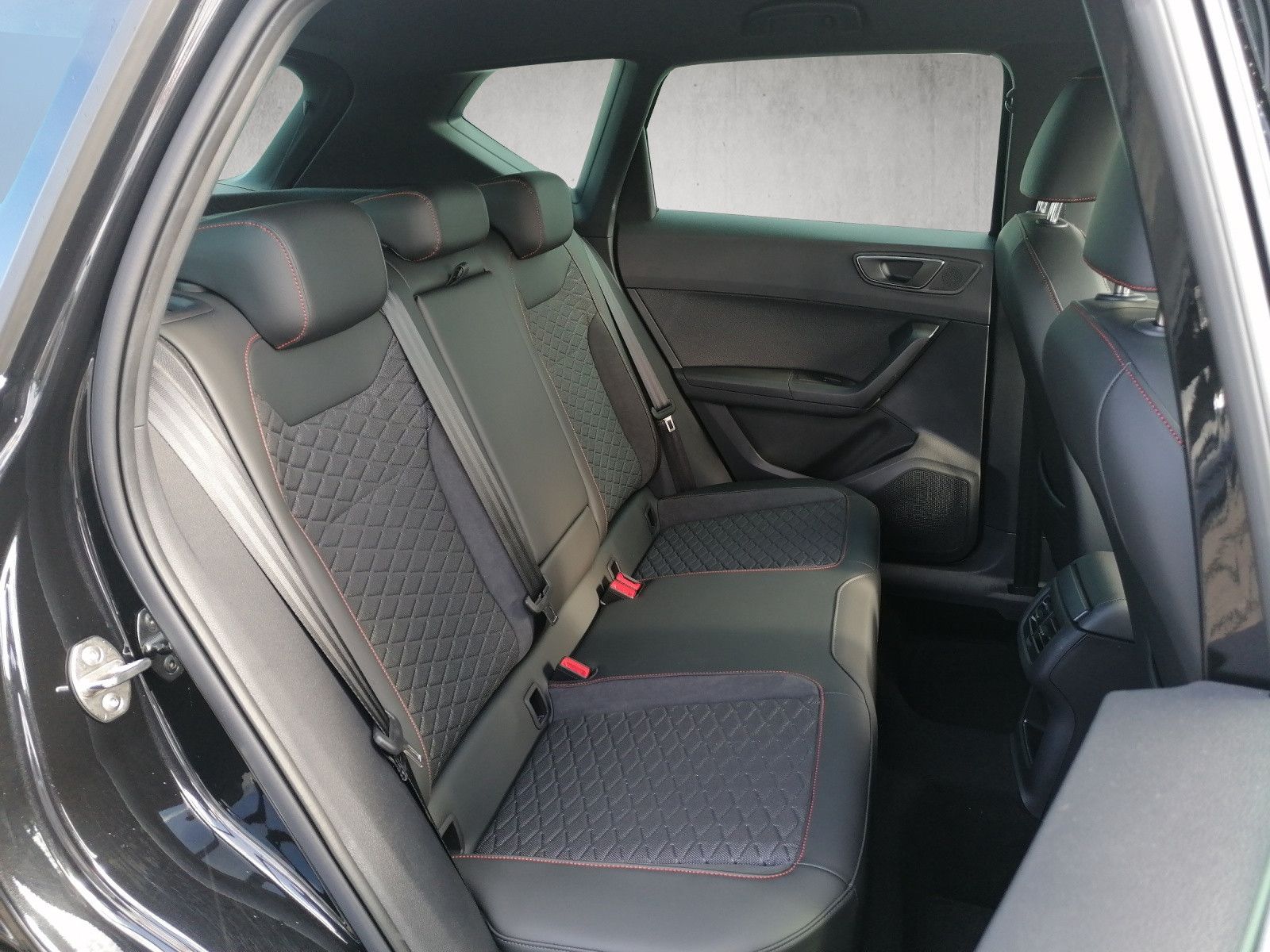 Fahrzeugabbildung SEAT Ateca 2.0 TDI FR DSG AHK XL DCC el.HK 19"