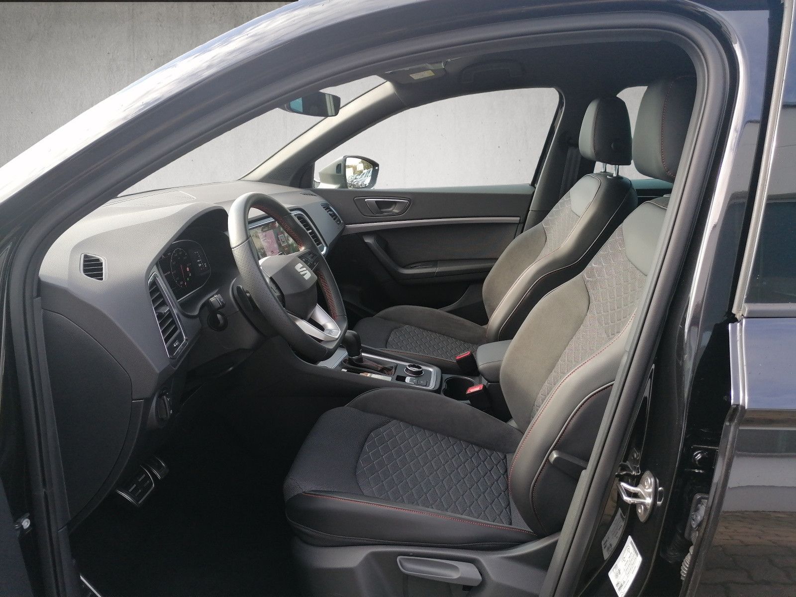 Fahrzeugabbildung SEAT Ateca 2.0 TDI FR DSG AHK XL DCC el.HK 19"