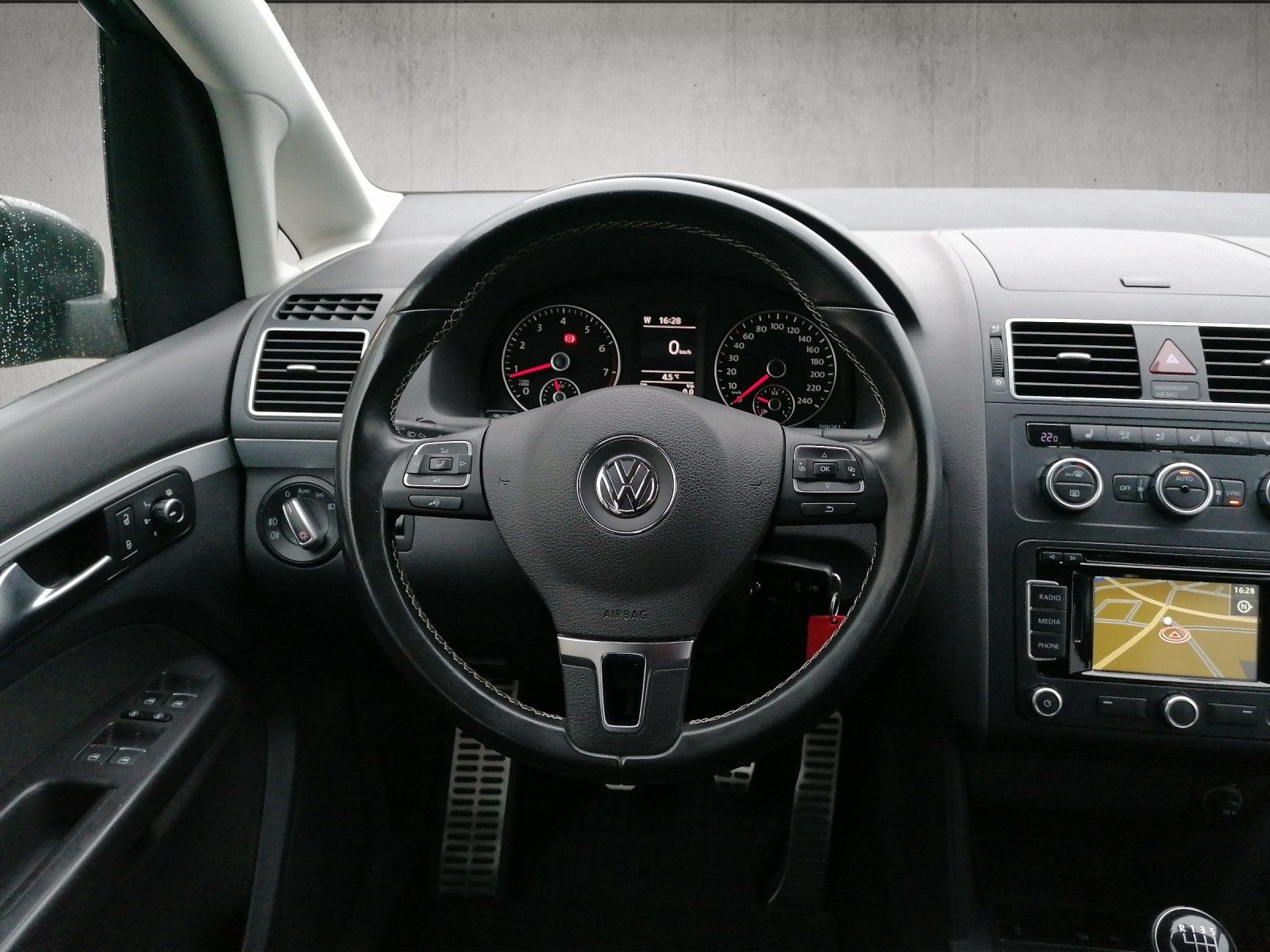 Fahrzeugabbildung Volkswagen Touran 1.4 TSI Cup AHK NAVI BI XENON PDC